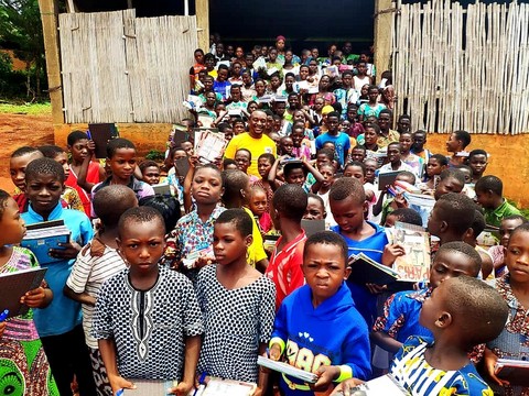 Distribution of school supplies in Doumé