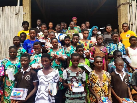 Distribution of school supplies in Doumé