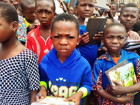 Distribution of school supplies in Doumé